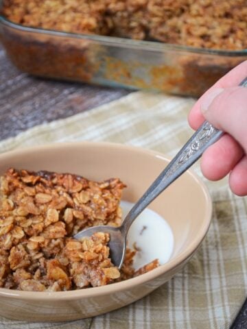 Get your day off to the right start with this healthy banana bread baked oatmeal recipe! Sweetened naturally using honey, and using whole food ingredients. It's a healthy breakfast the whole family can love.