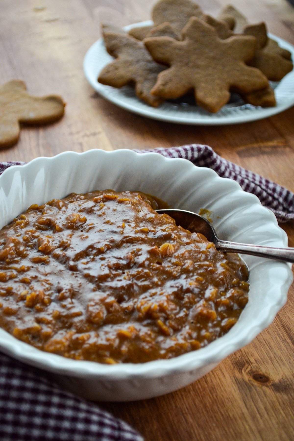 A bowl of oatmeal with gingerbread cookies in the background.