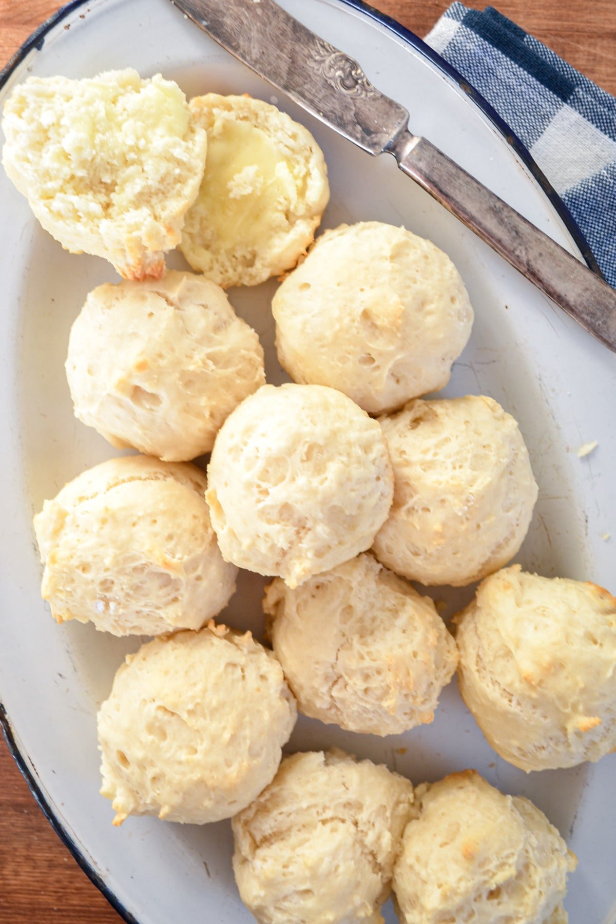 A plate full of dinner rolls.